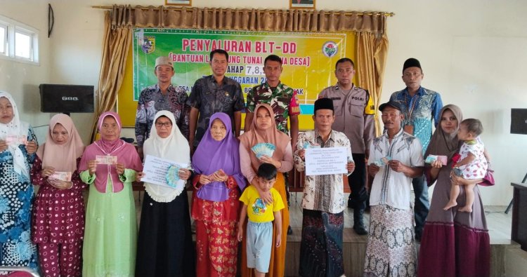 Pastikan Tepat Sasaran, Babinsa Koramil 02/Bonang Dampingi Penyaluran BLT DD