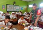 Babinsa Koramil 05/Mijen Dampingi Penyaluran Makan Bergizi Gratis Di SDN 2 Bakung