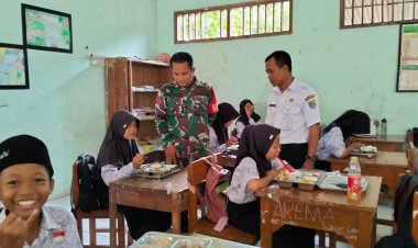 Dukung Program Pemerintah, Babinsa Koramil 04/Dempet Dampingi Penyaluran MBG Di Wilayah Binaan